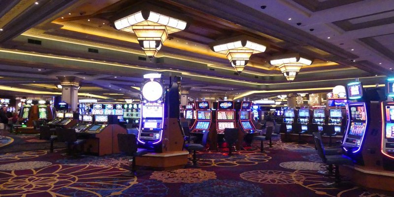 Dealer tại casino được đào tạo chuyên nghiệp, tạo không gian cá cược chân thực